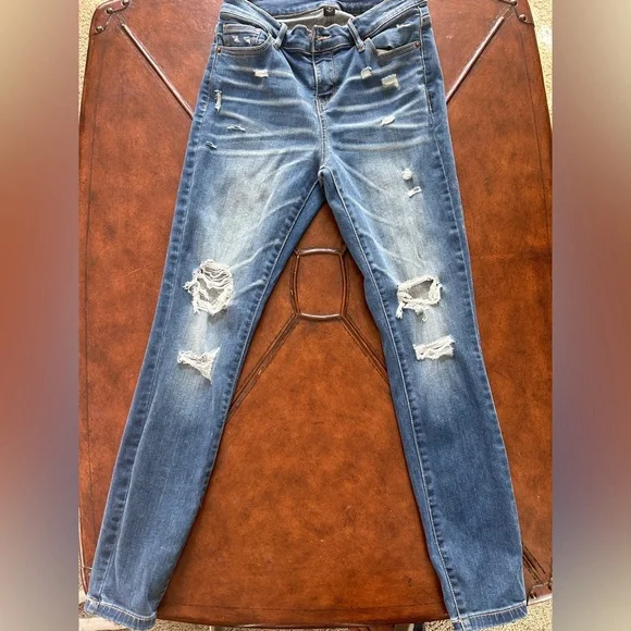 Size 6 distressed jeans - Picture 1 of 5